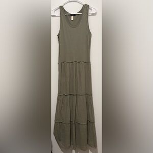 Flaws NWOT Baci tiered sage green maxi dress